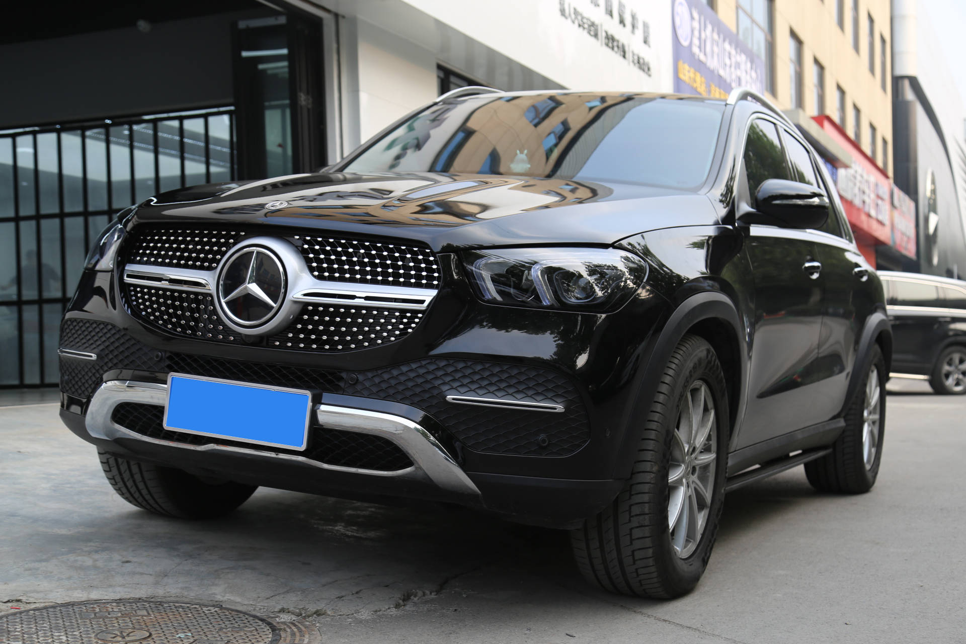 贴膜前的清洗工作非常重要,不仅要把表面的污渍清除干净,还要用软毛刷