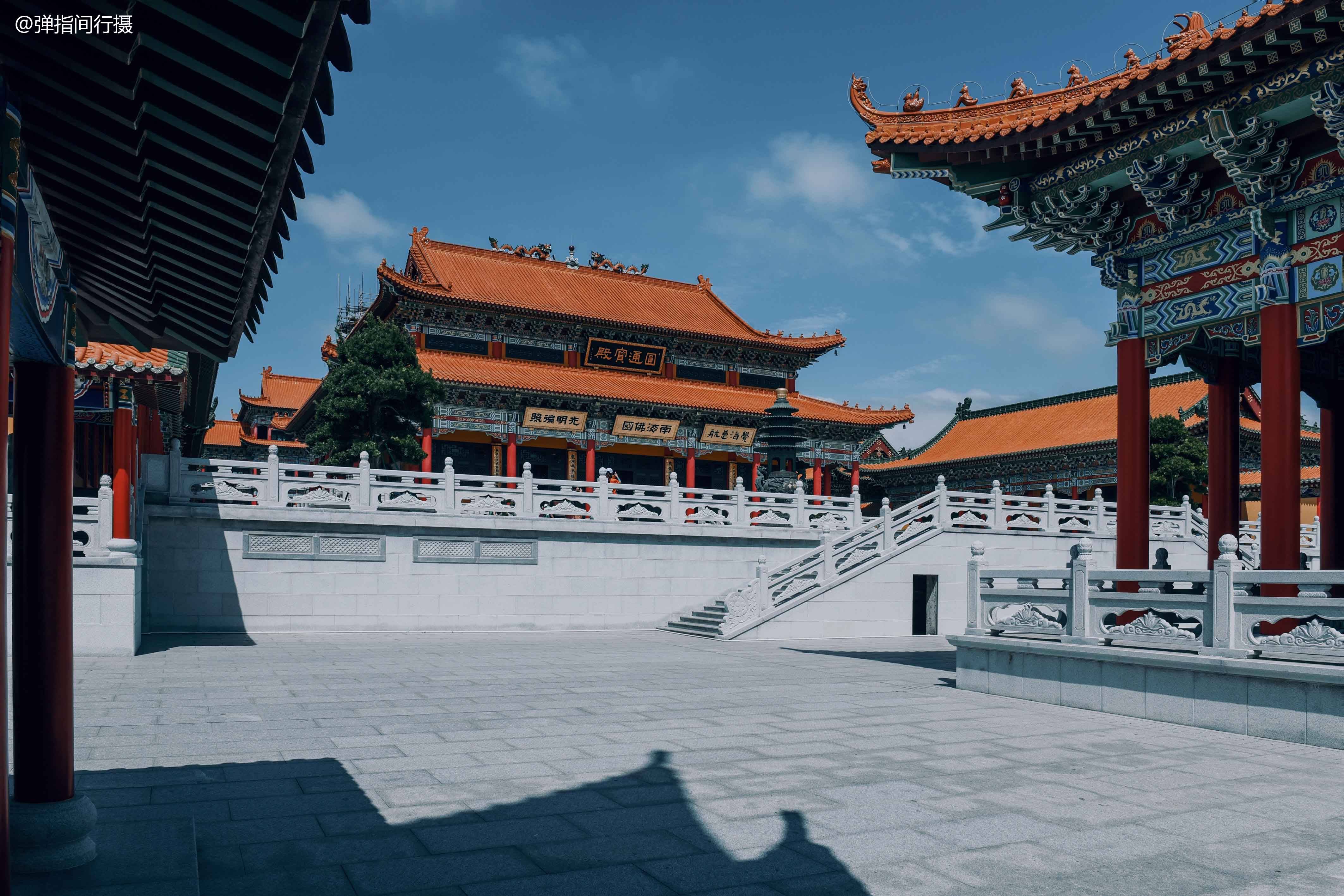 广东罕见的海边悬崖寺庙，建筑气势恢宏，获称“阳江小故宫”