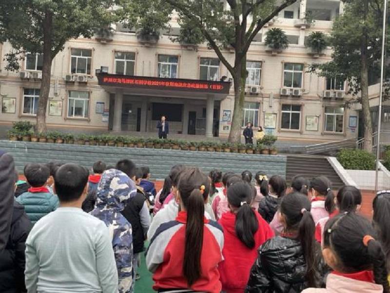 泸州市龙马潭区石洞学校2021年秋期开展地震逃生应急演练盲演