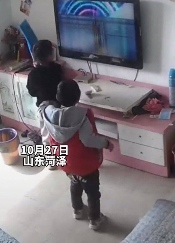 原创熊孩子看动画片把电视砸了,电视机和奥特曼都说他们太无辜了