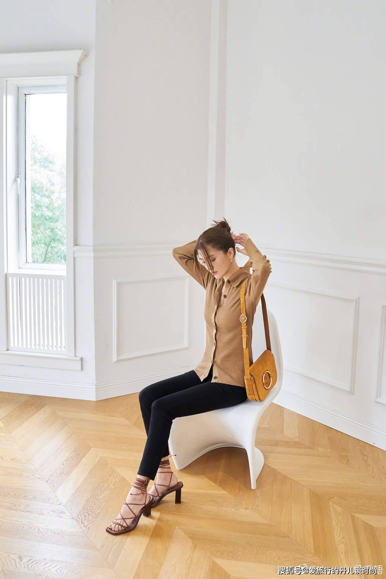 吴千语身穿棕色针织衫搭配黑色休闲裤时尚有型尽显名媛气质