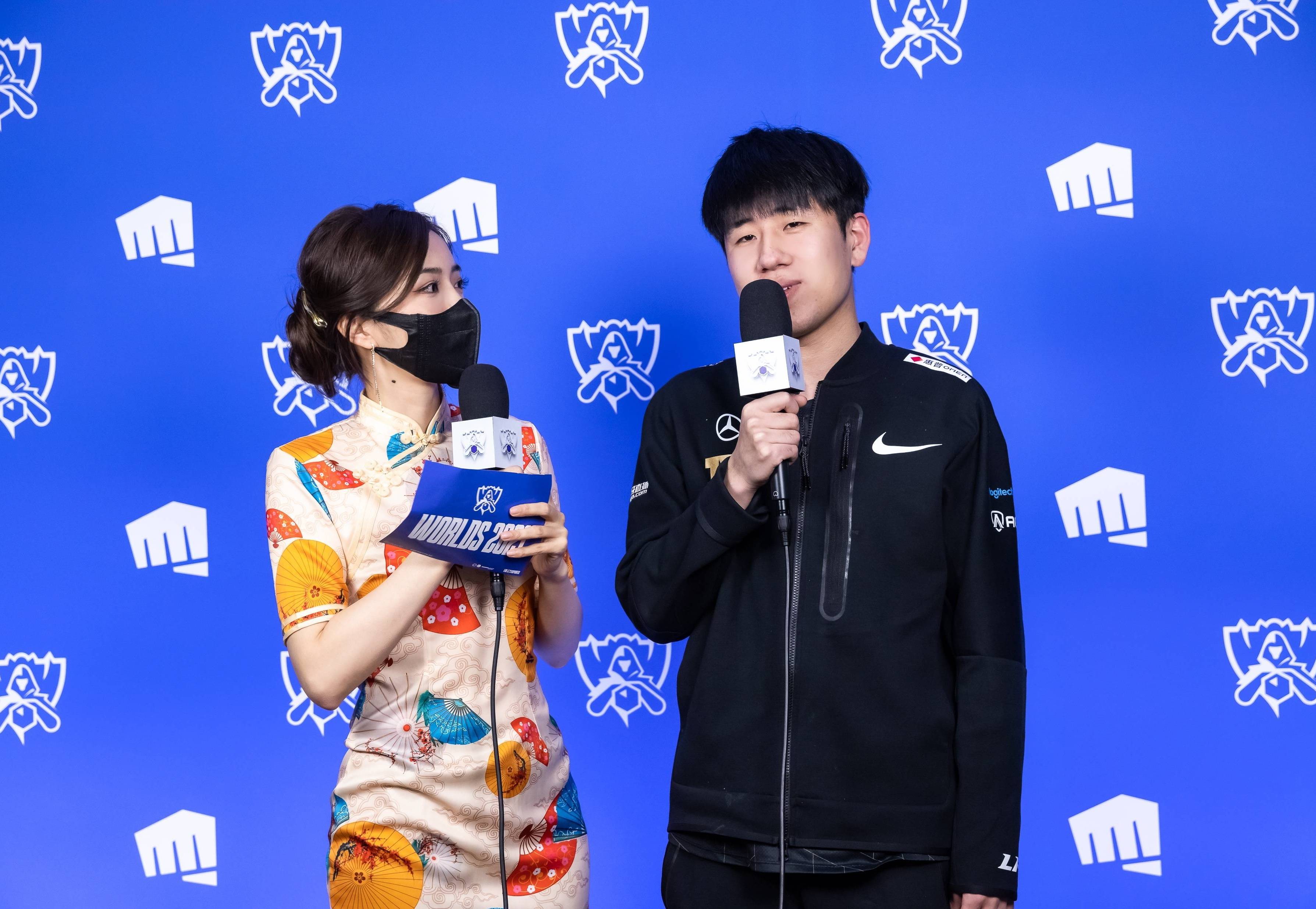 lpl主持人余霜身着中国旗袍 世界电竞赛场传播中国文化