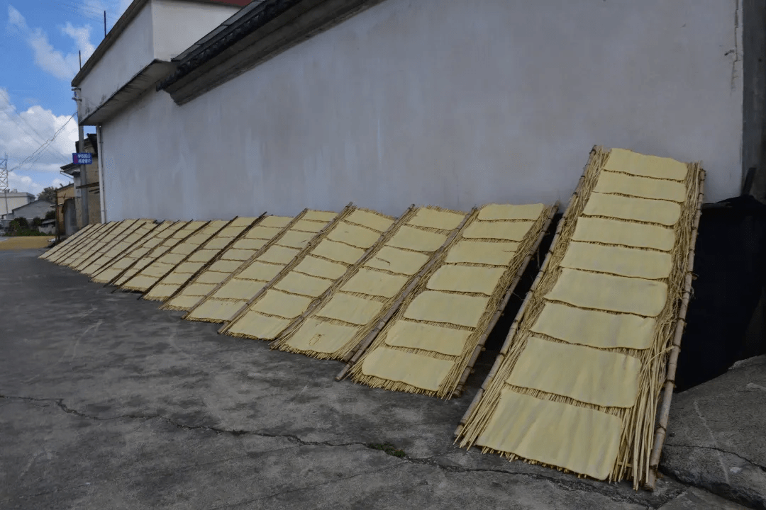 腾冲特色小吃丨传统村落里的干栏片