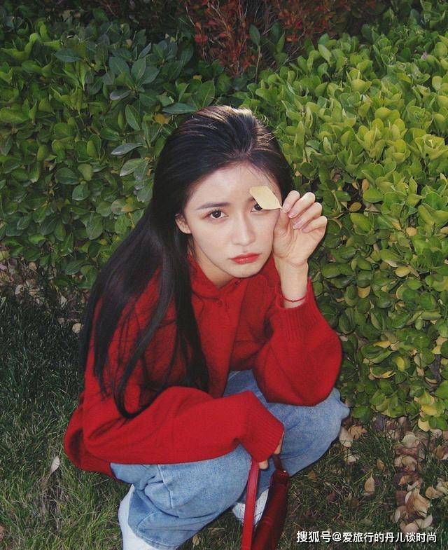 蔡卓 蔡卓宜：红色翻领毛衣搭配直筒牛仔裤，甜美可人，青春洋溢