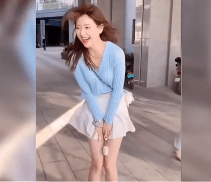 总有那么一阵风是坏坏的,总想吹飞美女的小裙裙,还要和人家"亲嘴"太坏