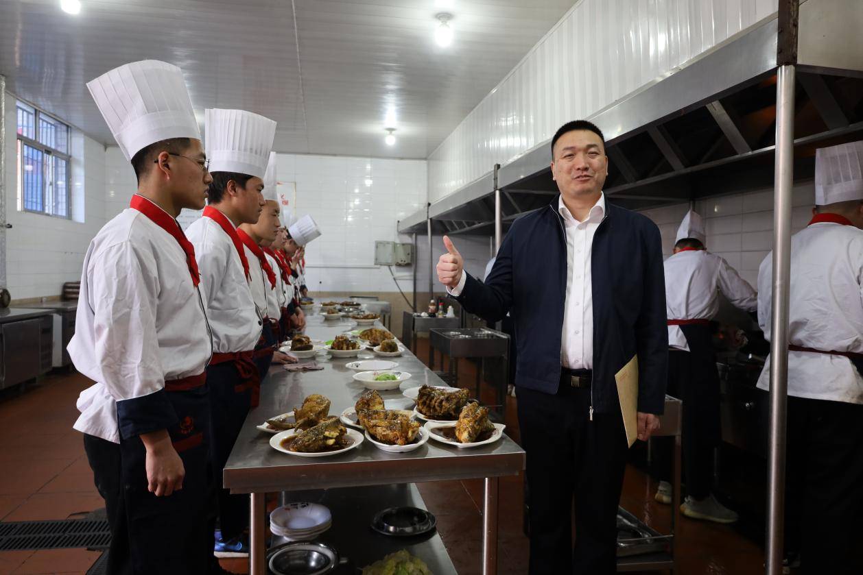 中餐厨师之乡荣誉匾牌落户保定虎振技工学校