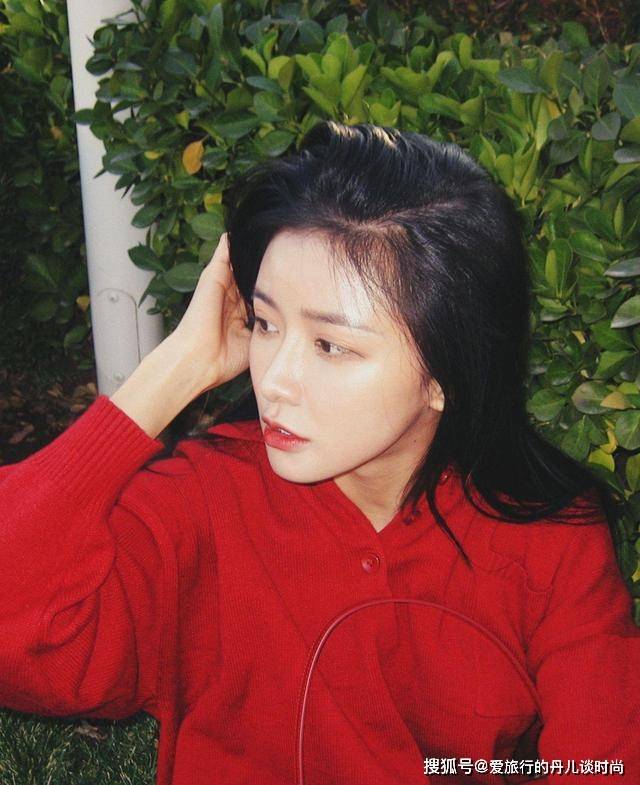 蔡卓 蔡卓宜：红色翻领毛衣搭配直筒牛仔裤，甜美可人，青春洋溢