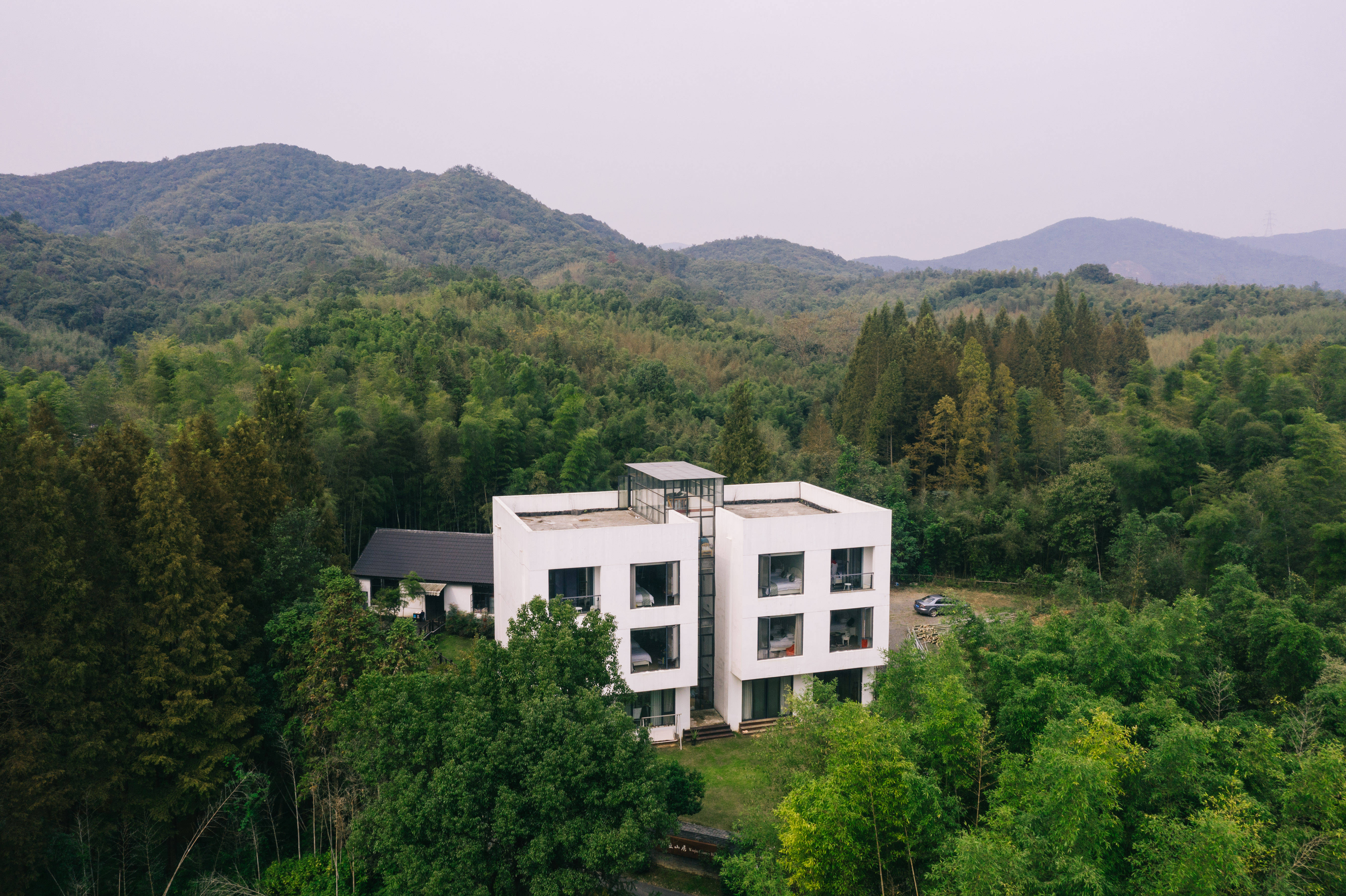 卧丘山居位于莫干山镇高峰村,占地约50亩,距离莫干山景区换乘中心仅