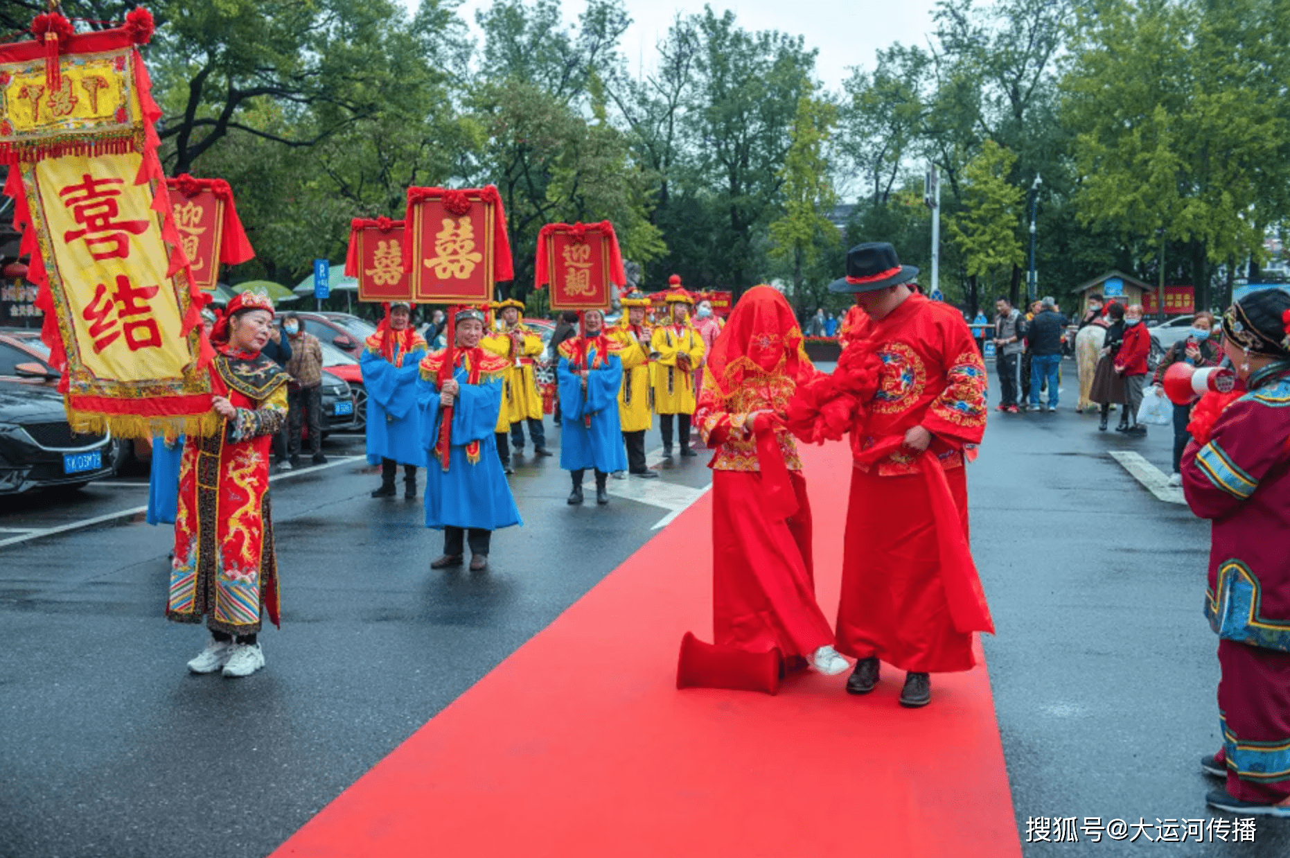 手拿扇子的媒婆,加上一路喜庆的唢呐声,锣鼓声……迎亲队伍浩浩荡荡