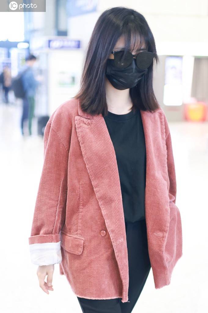 谭松韵身穿粉色西装搭黑裤时尚干练