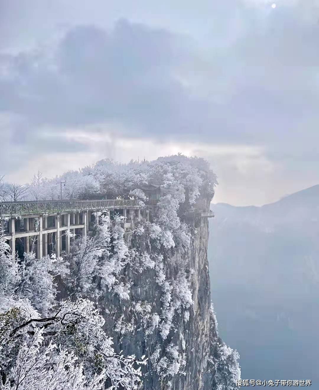 冬日仙境来了,快来瞧瞧张家界天门山吧!_高山上