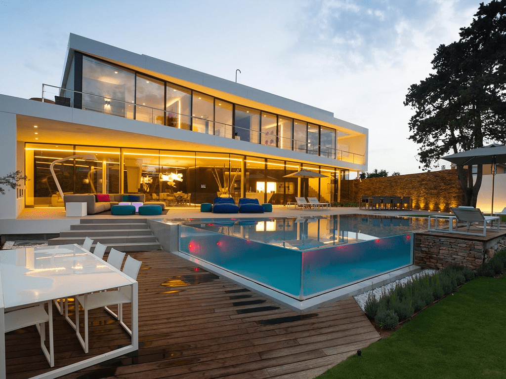 玻璃泳池在房屋和酒店中非常引人注目_水池