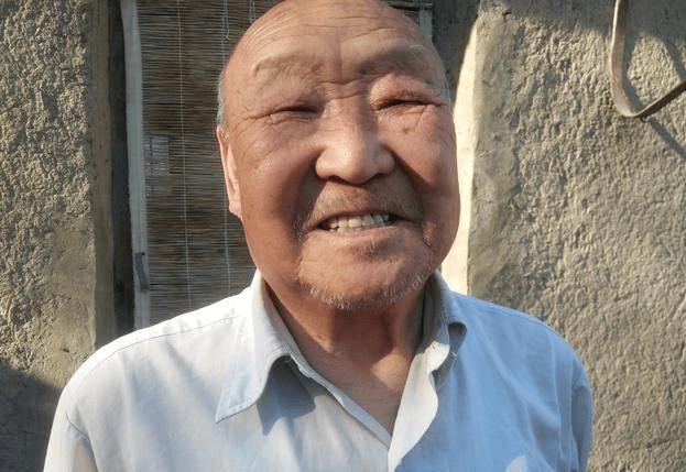 每月领9000元养老金的连队老人竟然还住着简陋的土块房这是为啥看完