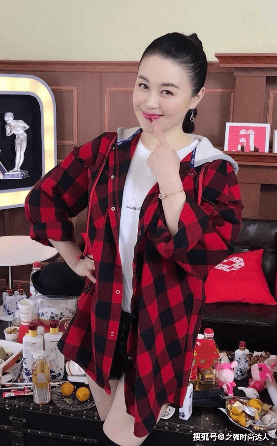 黑色 格纹设计作为时尚界的经典，可谓是深受时髦精的追捧和喜爱