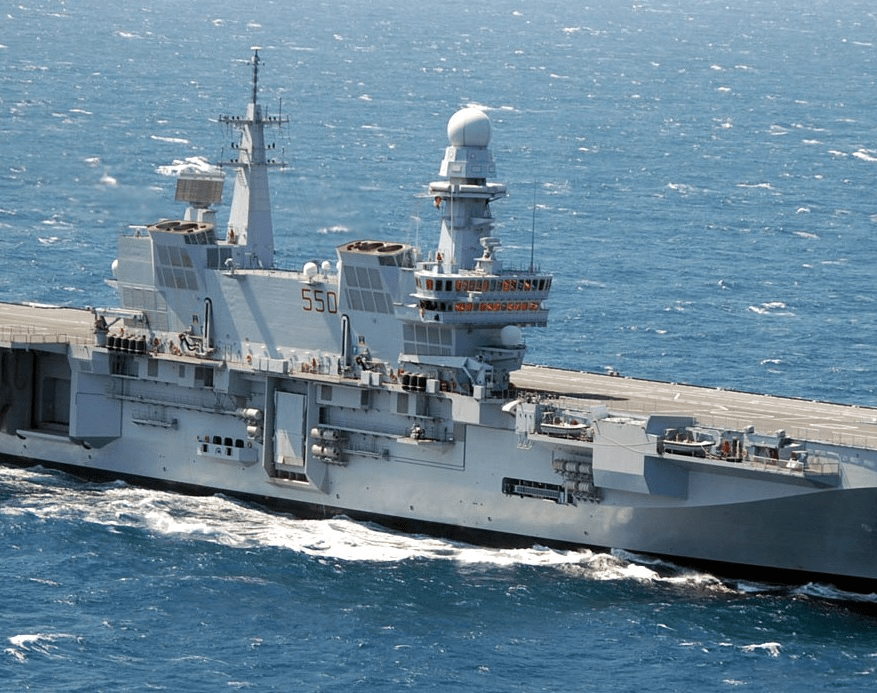 原创地中小霸王意大利海军的核心加富尔号航空母舰实力不凡