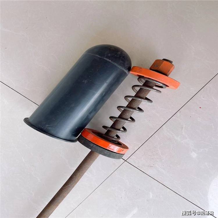 施工上一层圬工和填方前必须完成下一层锚杆的安装和封锚工作