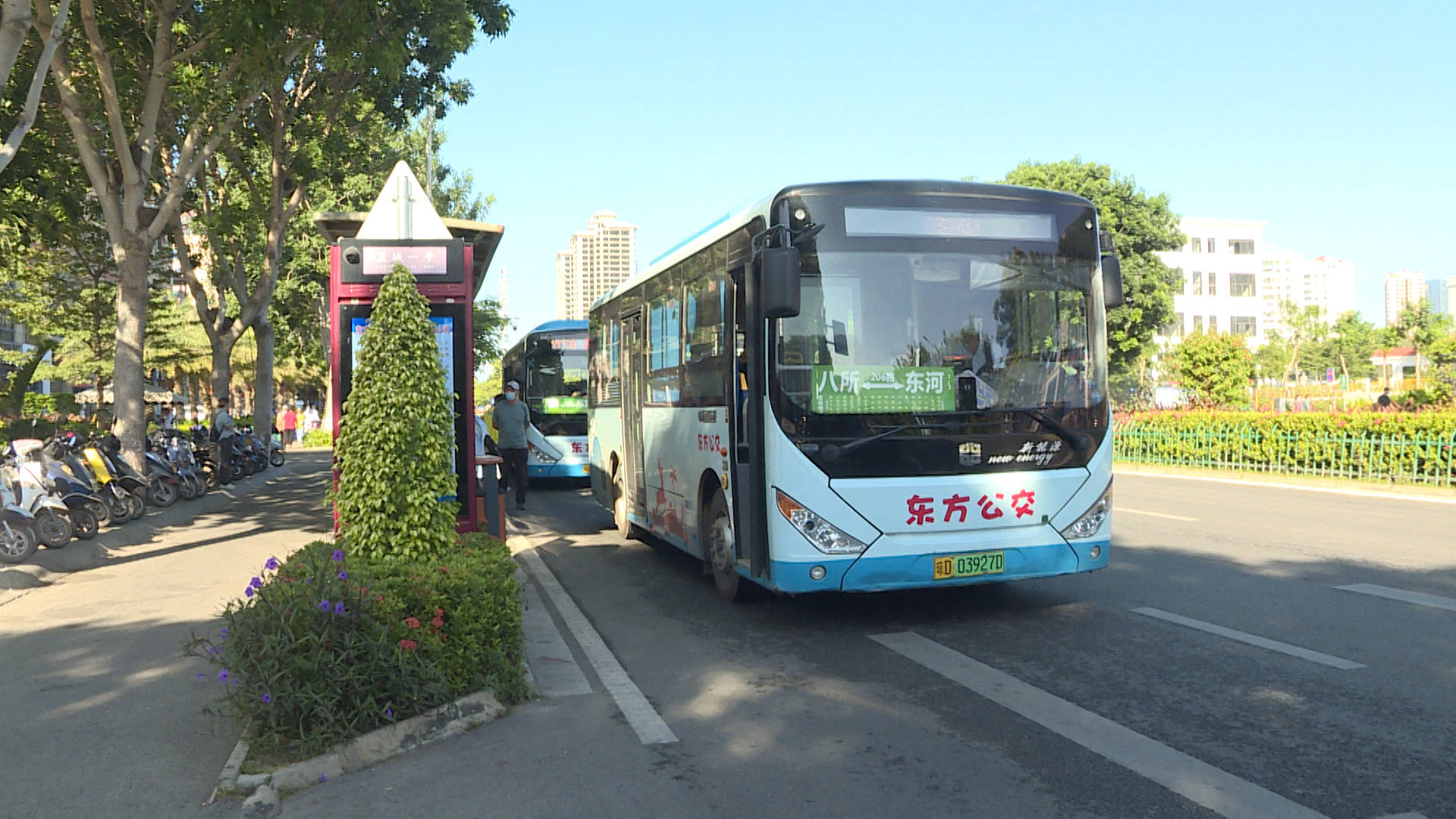 一大早,記者來到東方市汽車站,乘坐純電動公交車,體驗創新技術帶來的