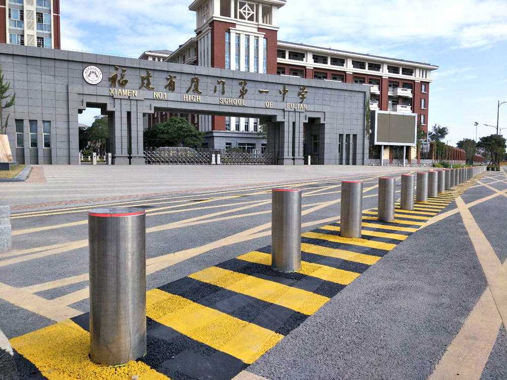 山西某学校门前的全自动升降柱