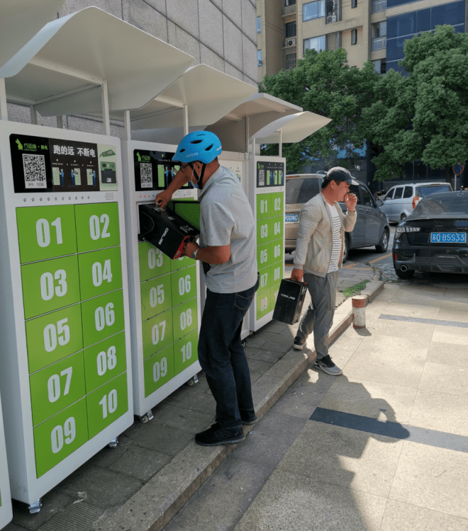 "共享电池换电柜"出圈 助力外卖骑手安心配送_充电