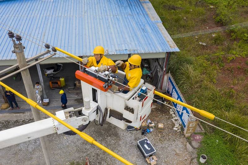 南网广西梧州供电局：机器人带电绝缘喷涂 为裸导线穿上“绝缘衣”（图）