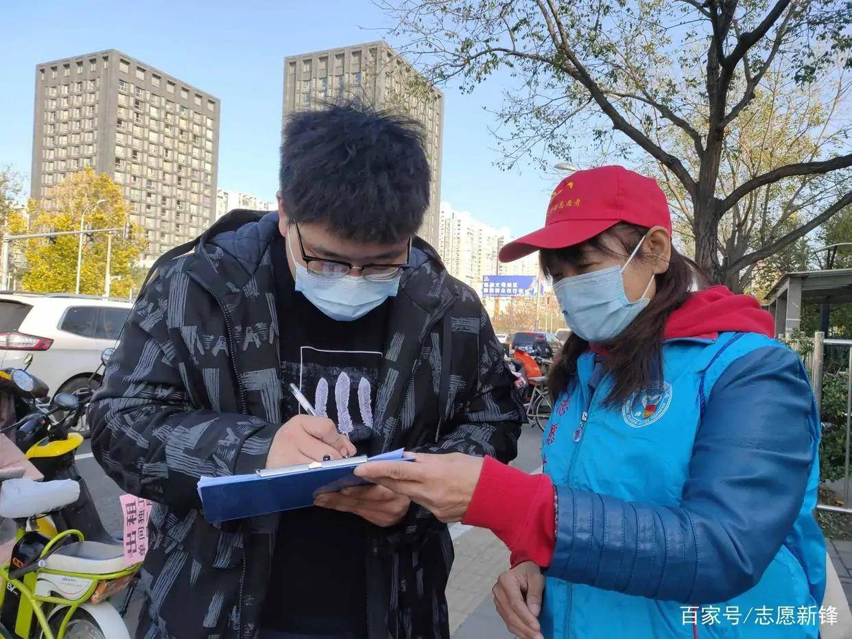 训后,在现场领队安娜,赵玉琴的带领下志愿者们上岗了.
