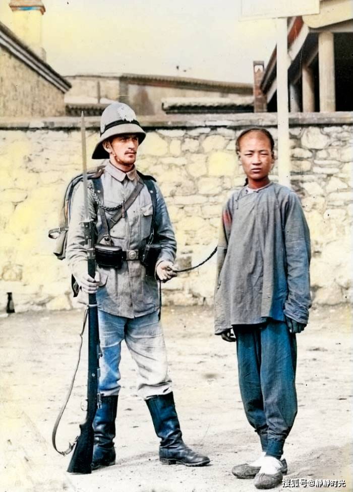 晚清老照片:男子与洋人结婚,妇人光脚纺线,洋人兵丁抓少年辫子