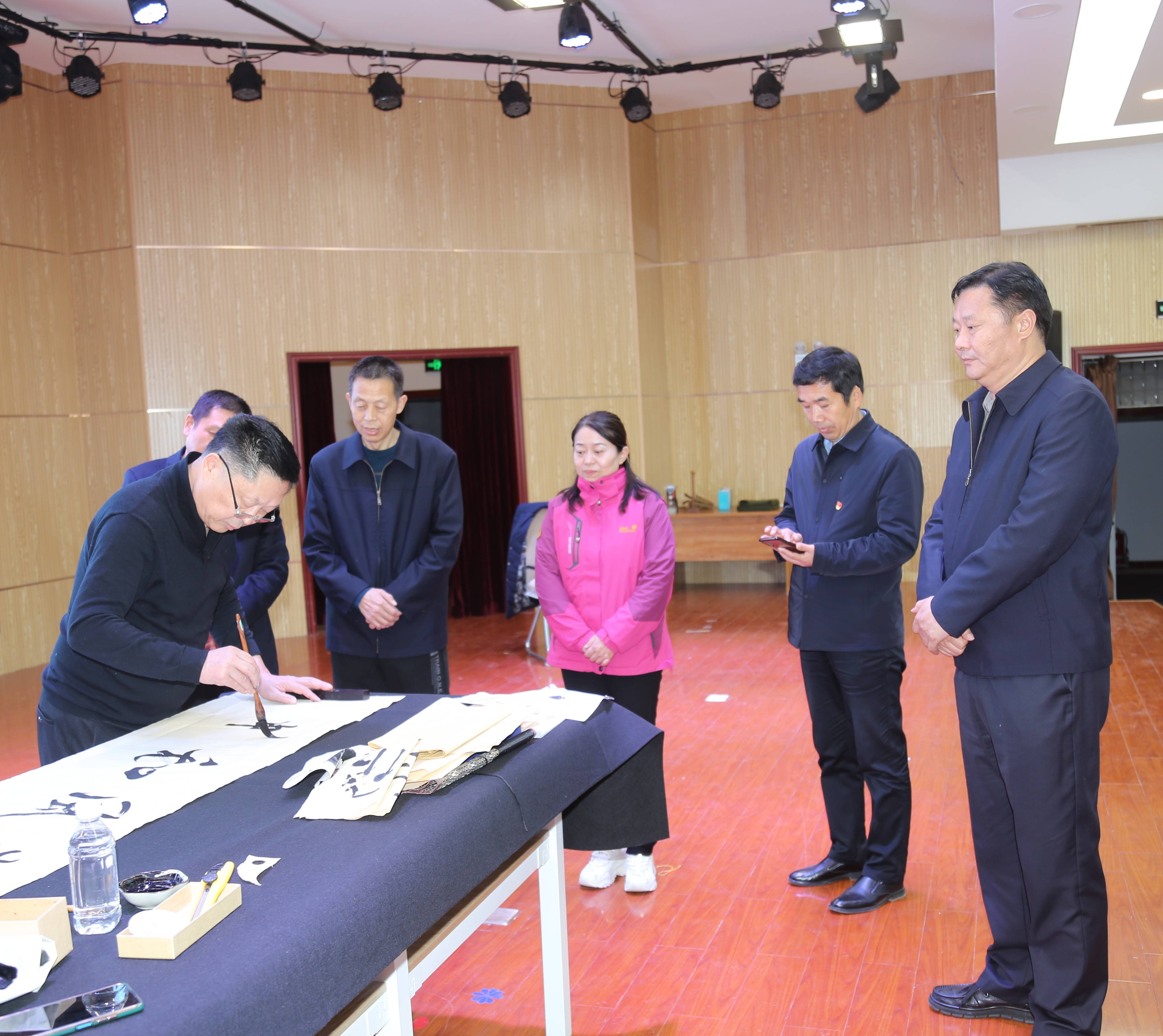 书法讲座活动中,文柏松副局长(右一)对贾志刚先生走进特殊教育学校为