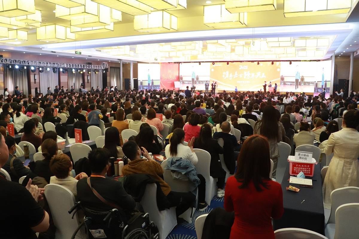 据了解,本次美业高峰论坛为行业大咖云集,共同展望