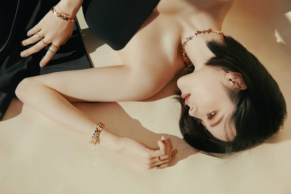 欧阳娜娜穿黑色抹胸短裙拍写真 气质温柔身材性感