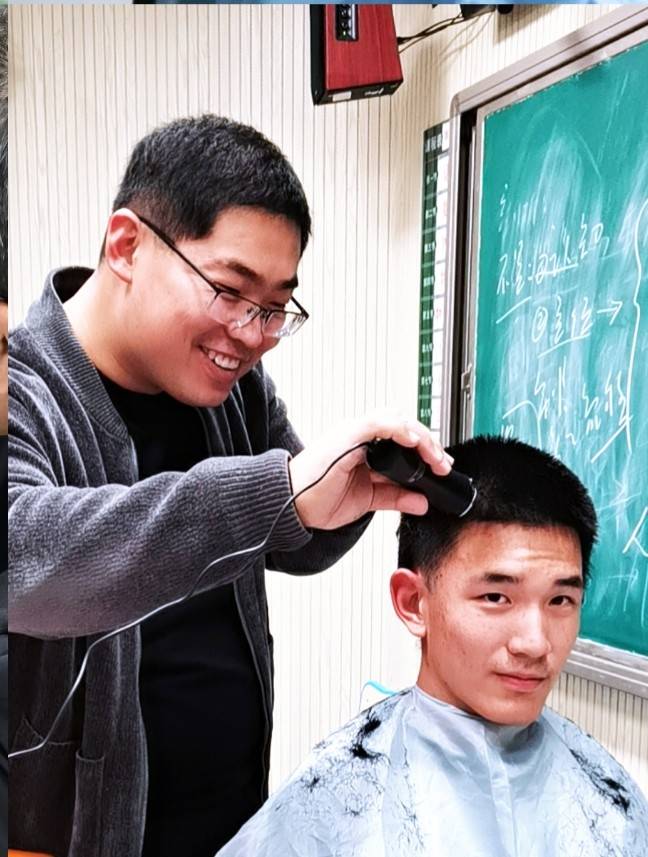 变身tony老师,在课余时间拿起剪刀,电推子,为学生们理出有爱的发型