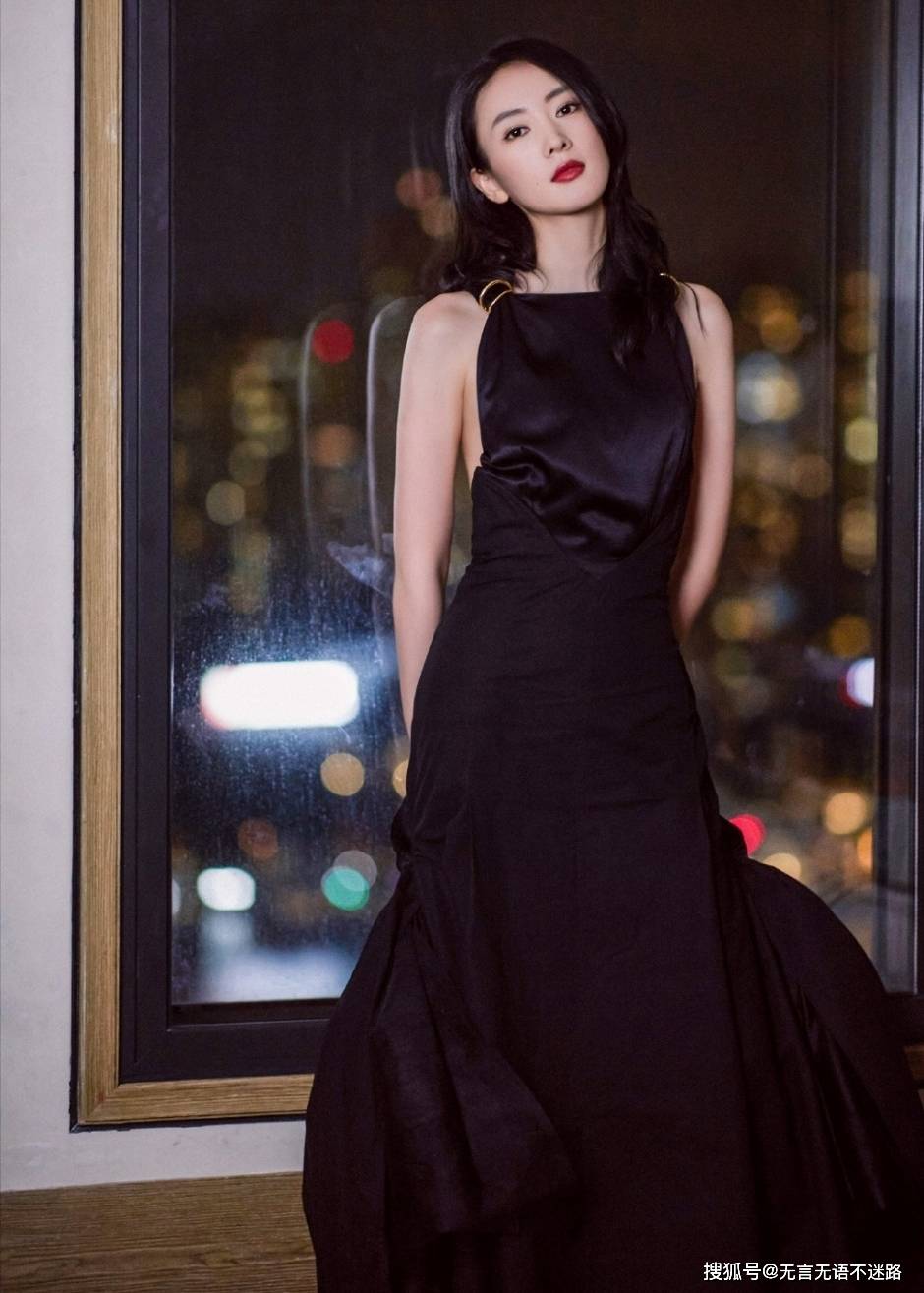 女王 童瑶，黑色长裙，优雅大气