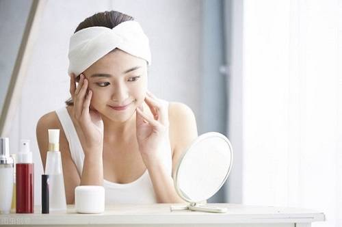 残留卸妆水对皮肤有害吗？使用卸妆水应注意哪些问题