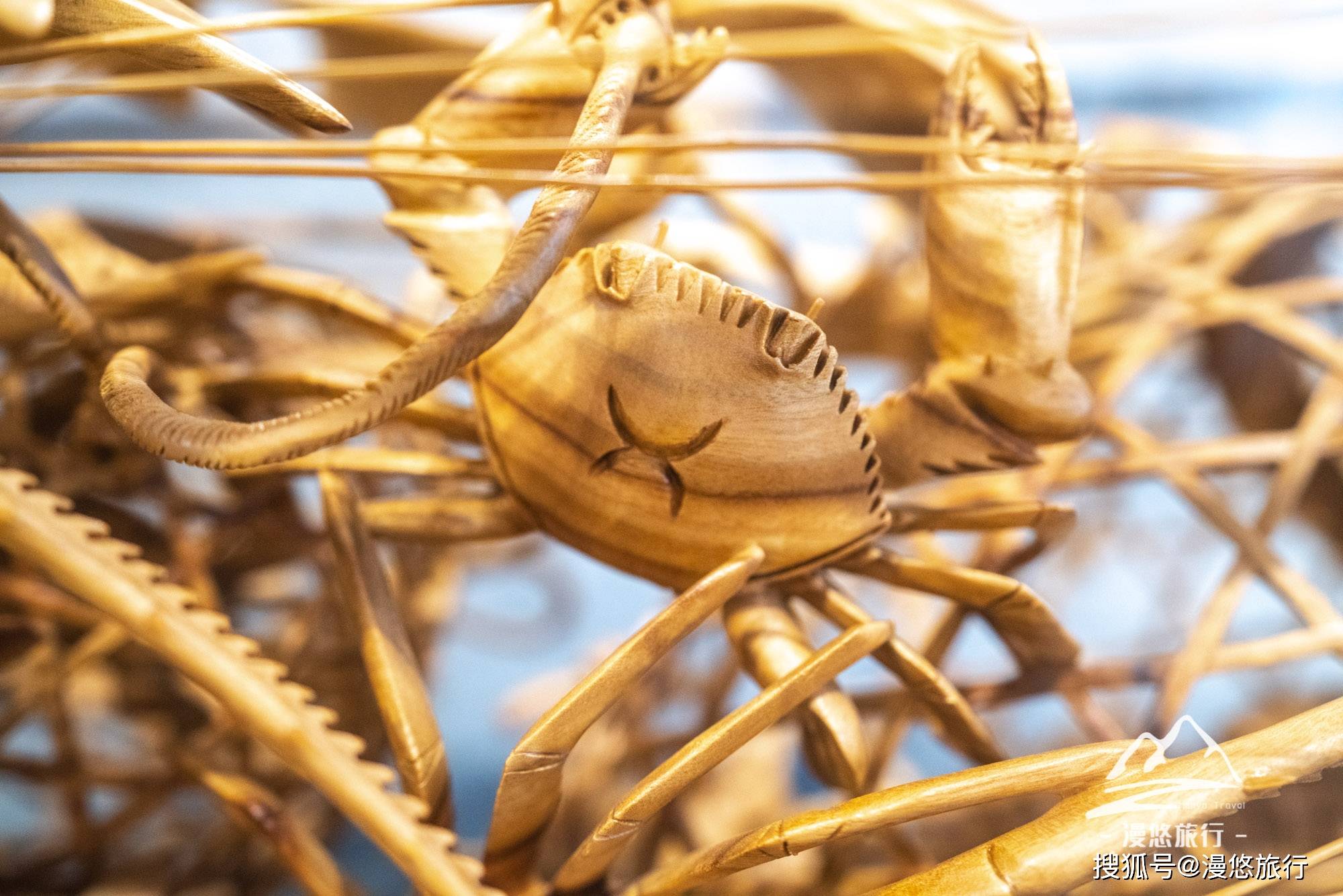 潮州木雕厉害了,一组售价10万元的"龙虾蟹笼"栩栩如生,游客爱不释手