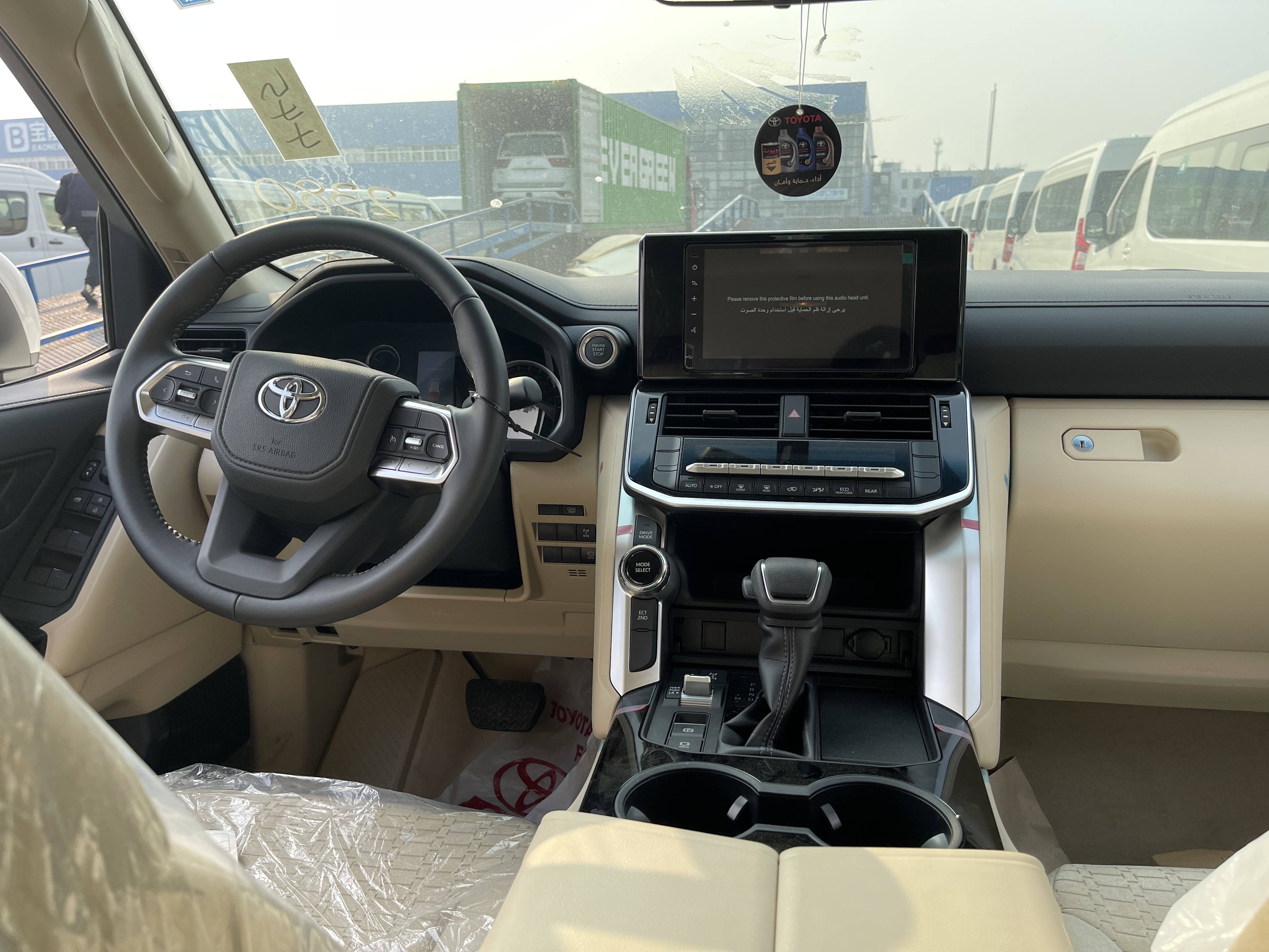 22款丰田酷路泽走进车内,新车内饰迎来较大的变化,配备了机械指针