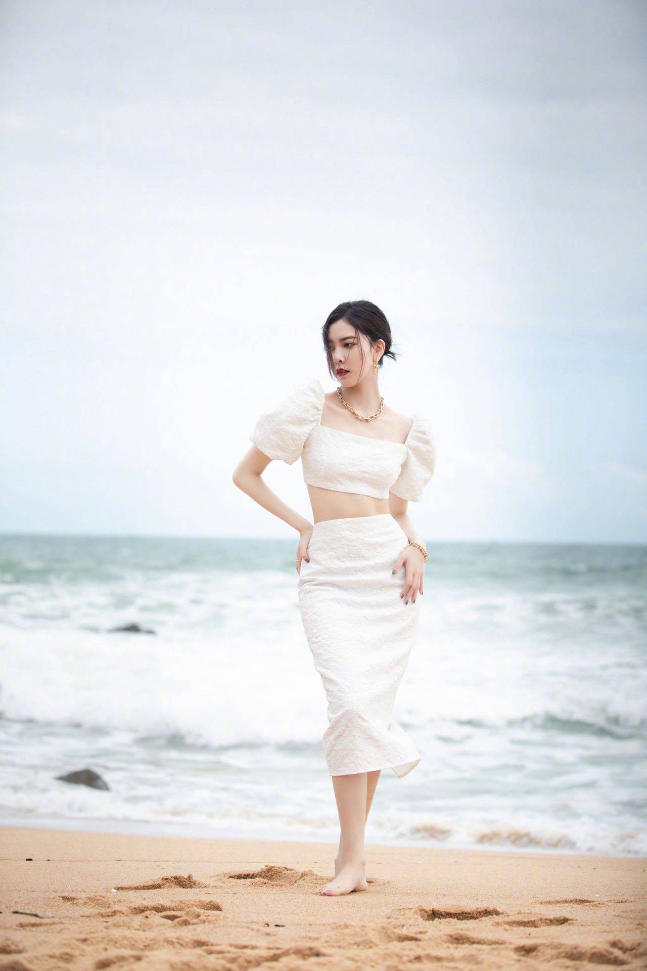 搜狐娱乐讯 12月2日,宋妍霏《哎呀好身材》官宣,三亚海边大片曝光