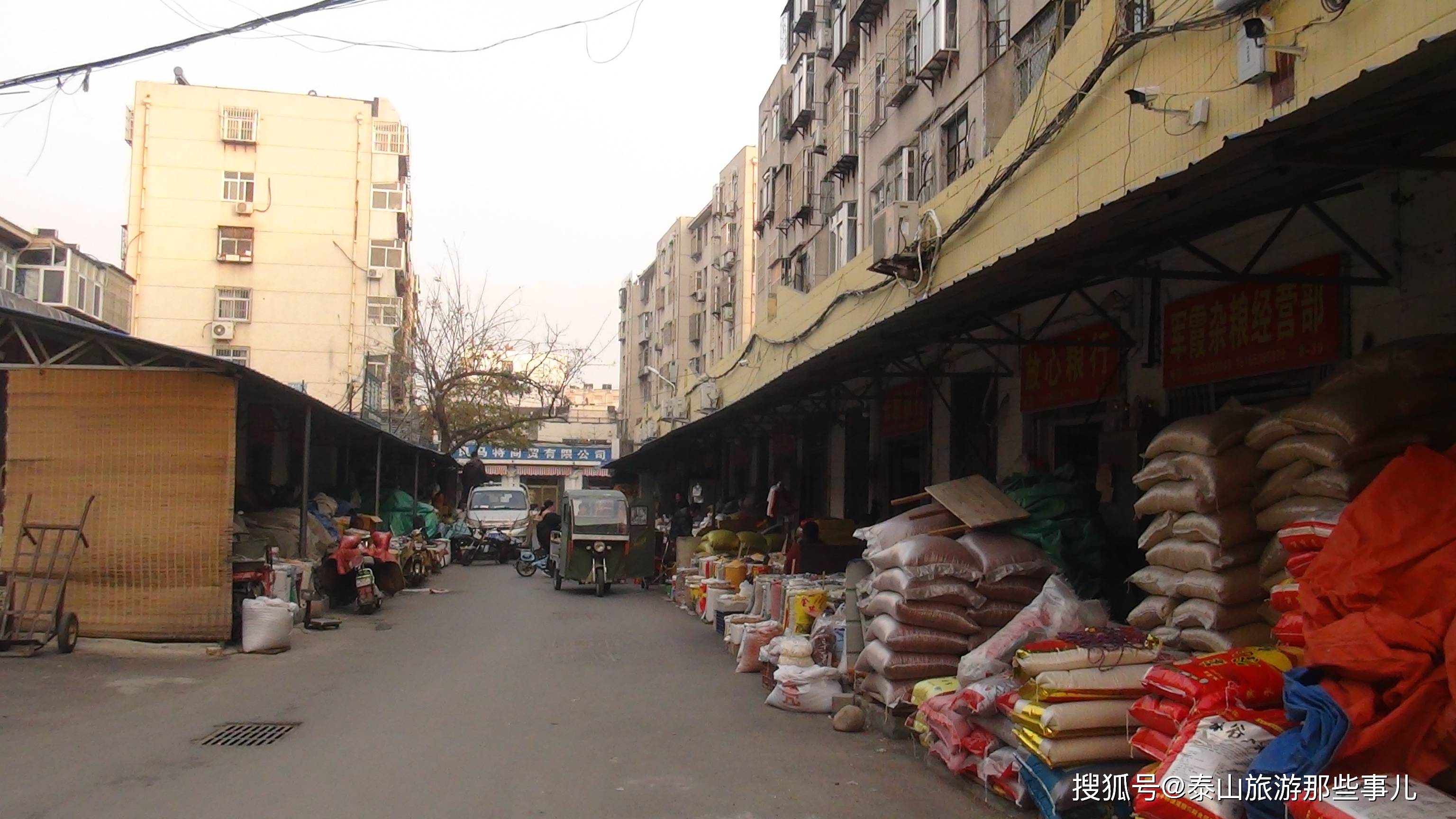 它是泰安第一街由12条老街组合而成记载了当地300年商贸史