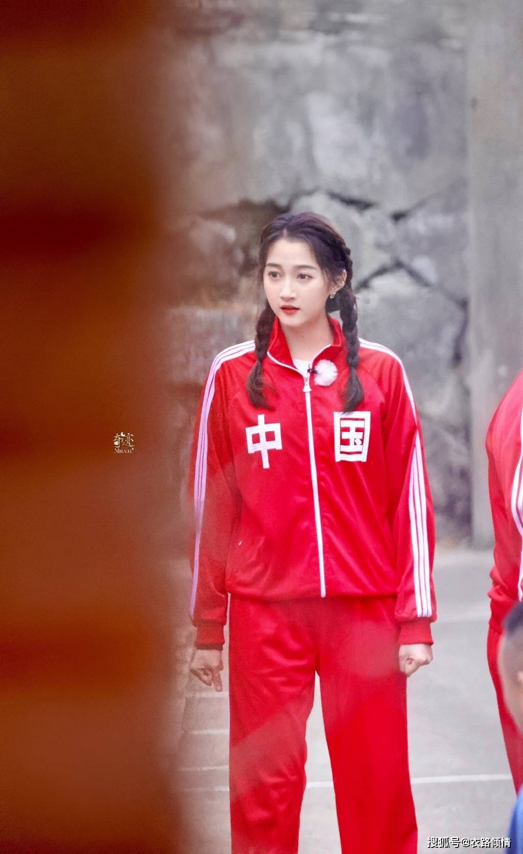 侵权|关晓彤今晚带你穿越到复古80年代