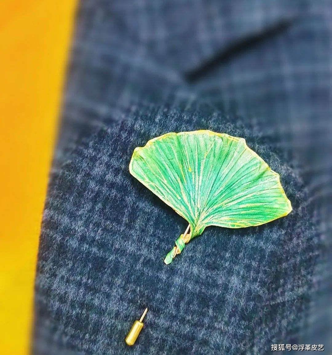 双手风雅女子学堂皮艺团建活动，姐妹们亲手制作一枚银杏叶胸针