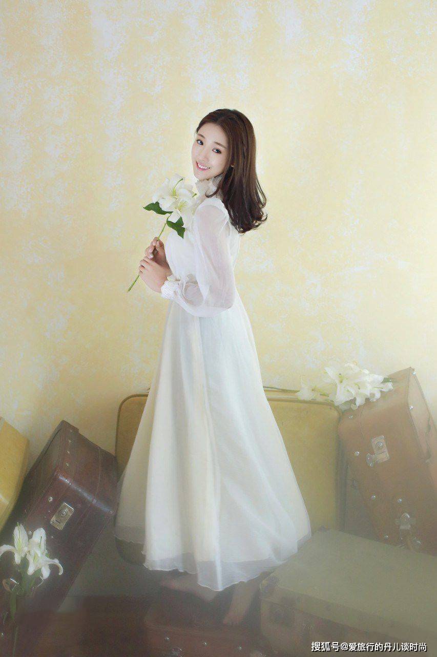 菅纫姿一袭白色小高领礼服裙仙气满满唯美动人