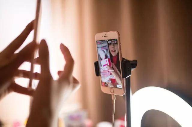 抖音直播打电话的话直播间里的人能听到吗 抖音直播打电话的话直播间里的人能听到吗