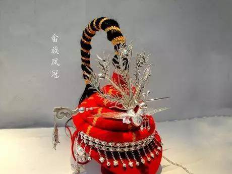 畲族新娘除了凤凰装,凤冠之外,也会有"红盖头",上面绣着吉祥图案,不过