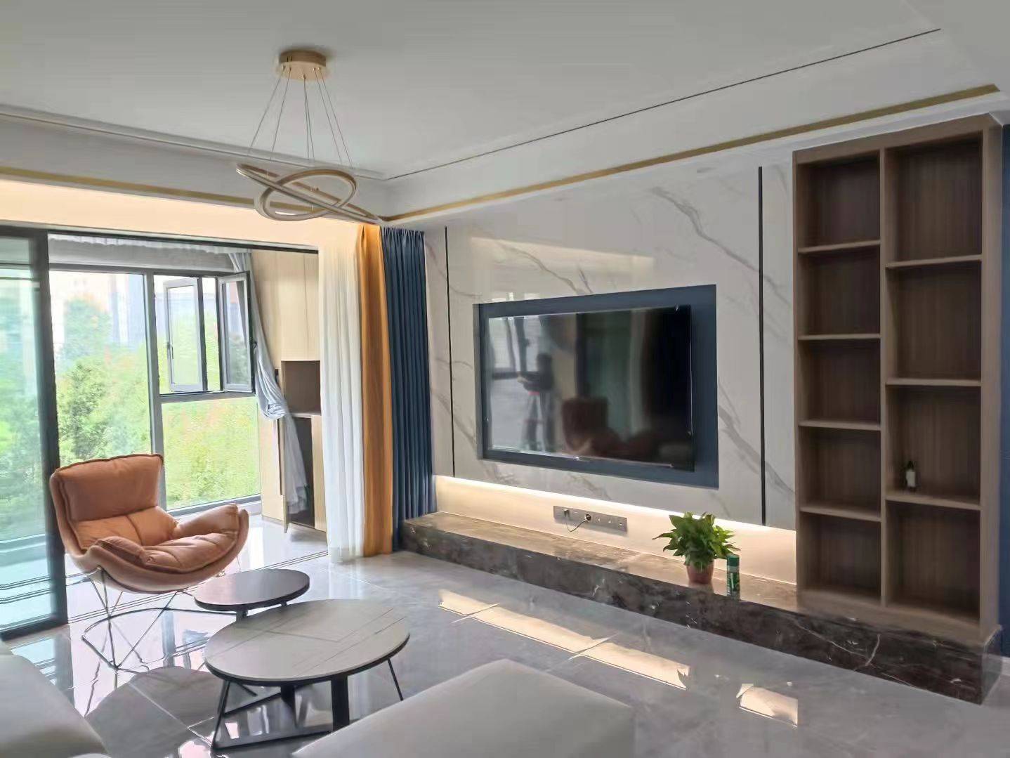 电视背景墙是做了现在特别流行的悬空背景墙,墙面采用大理石加索菲亚