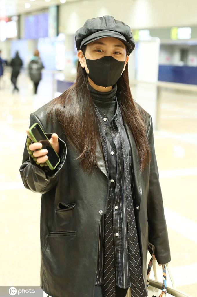 马苏黑色皮西装马丁靴现身机场酷girl时尚感满满