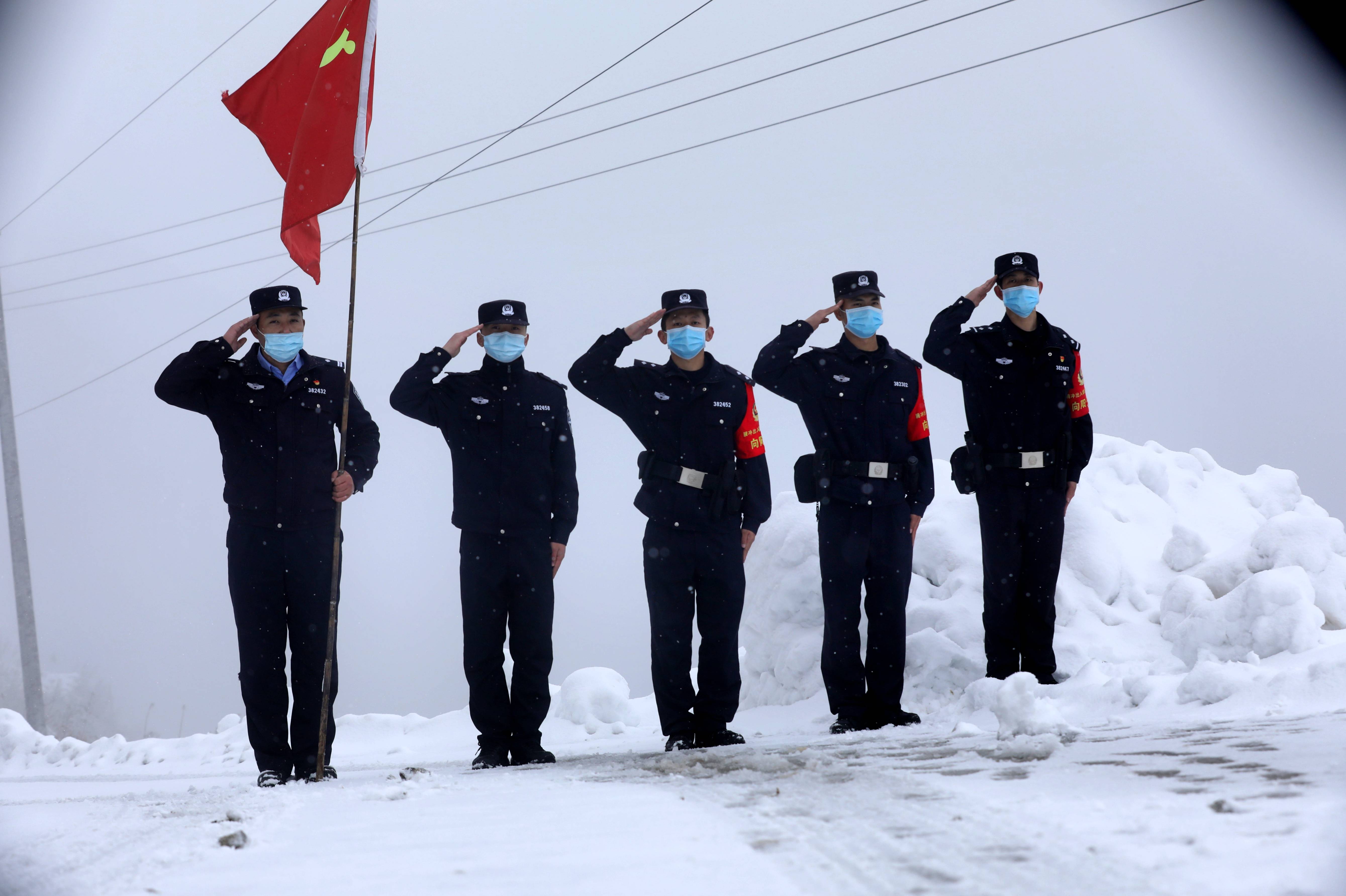 雪来了他们依旧坚守在峡谷