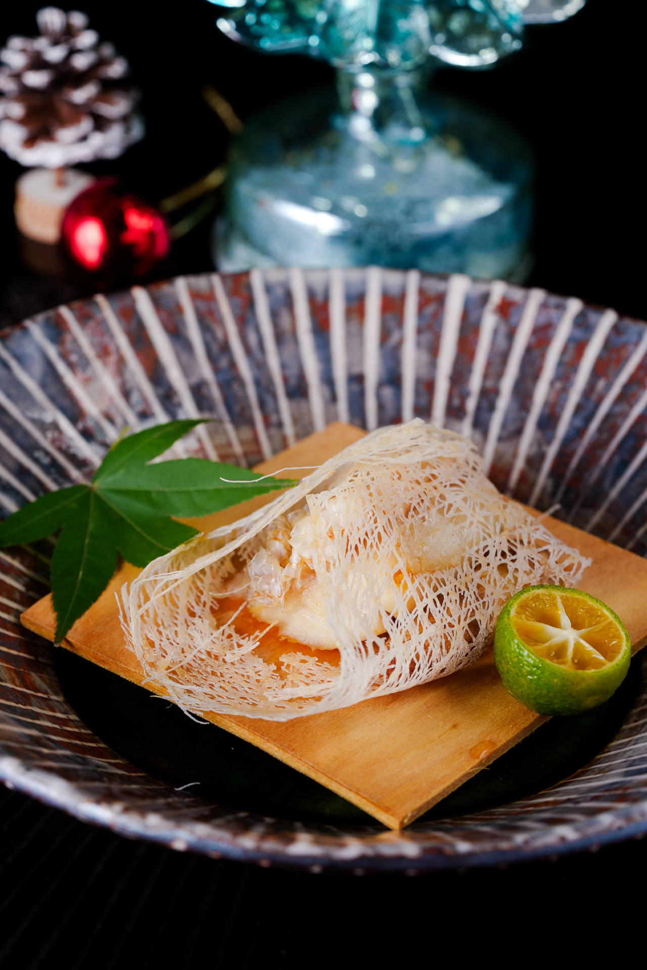 甘鲷立鳞烧牛肉寿喜锅在日本有一种冬日特别温暖的料理——将薄片牛肉