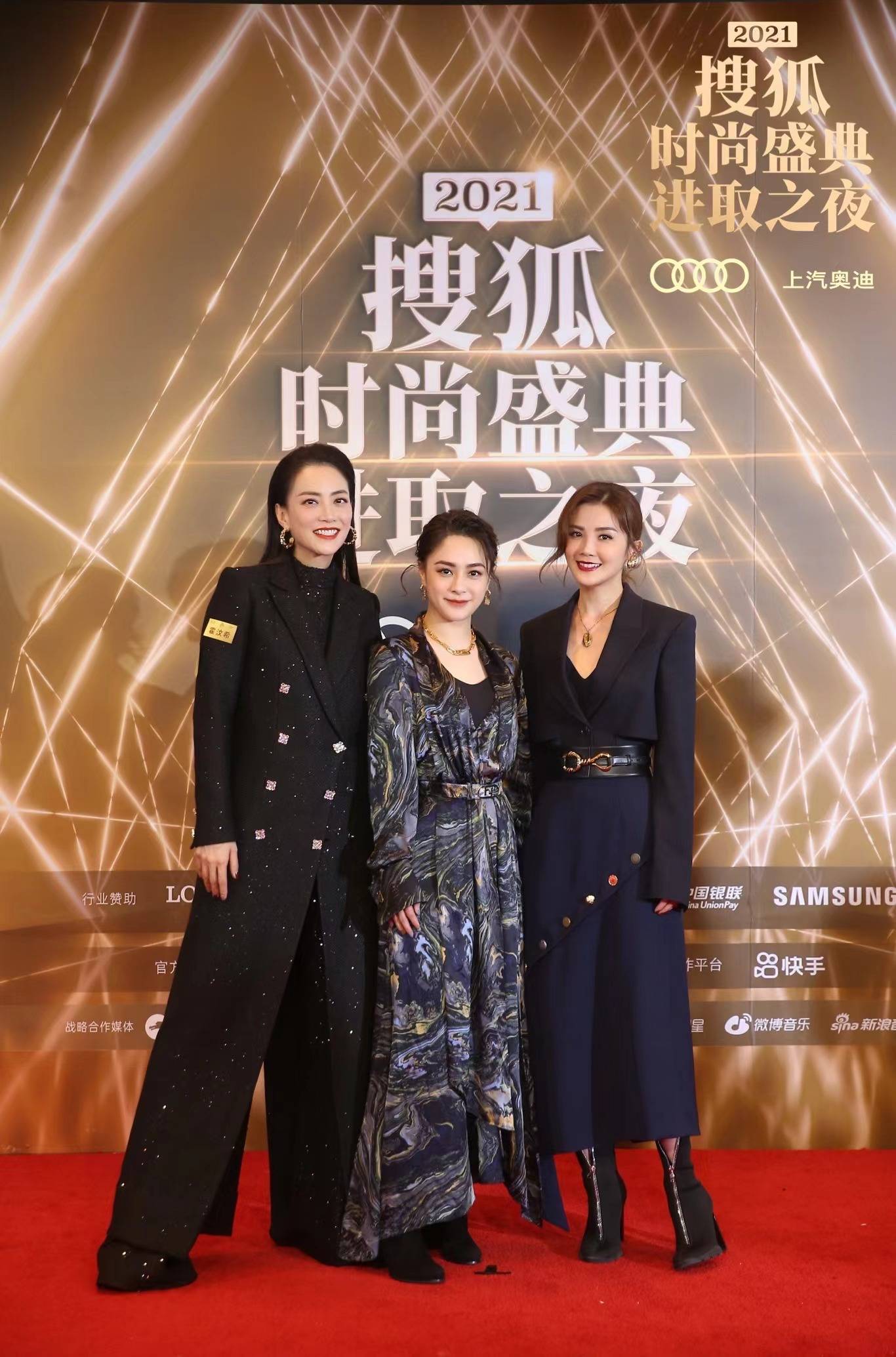 twins组合携手金牌经纪人霍汶希走上红毯20年友情诠释默契穿搭