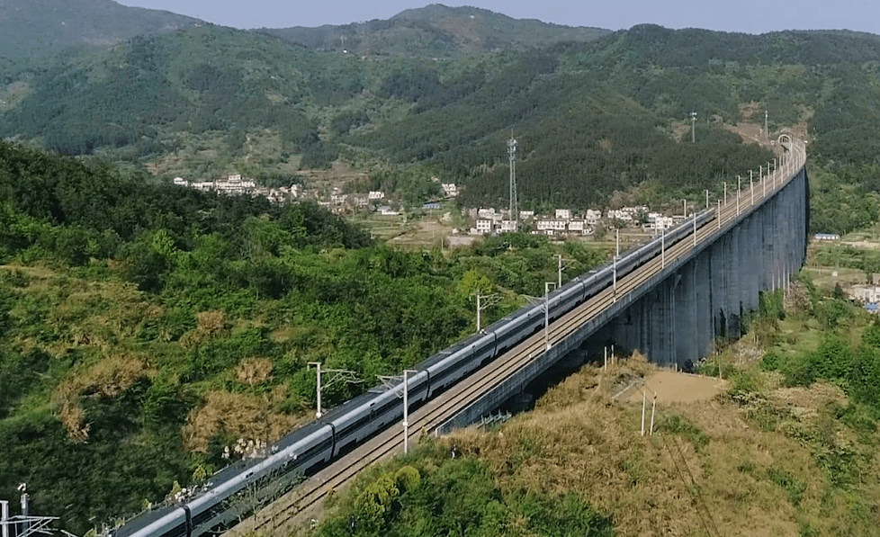 让铁路沿线老百姓生活越来越甜_昭通_苹果_山区
