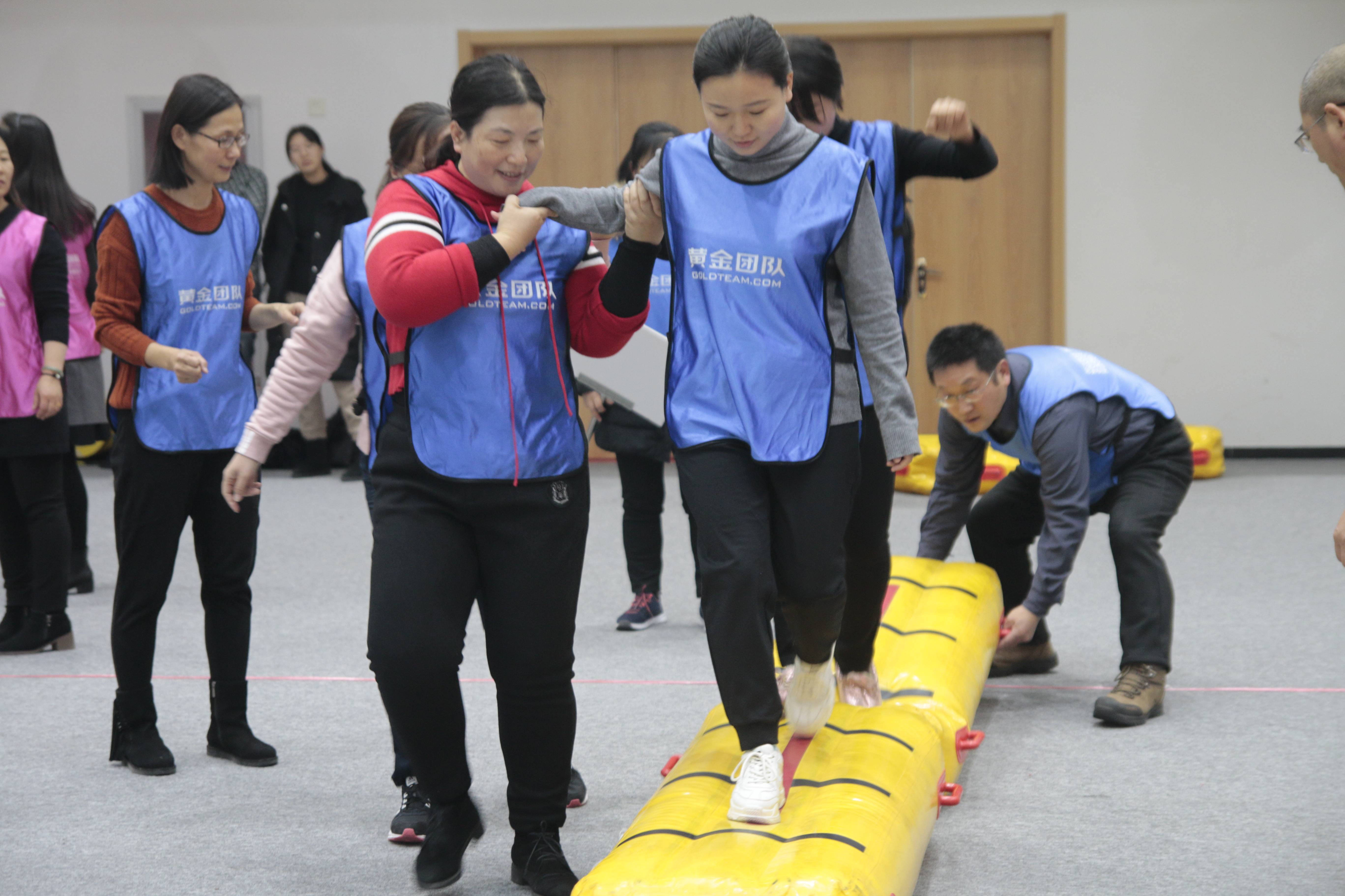 拓展团建活动之同舟共济_比赛_参赛_竹筏