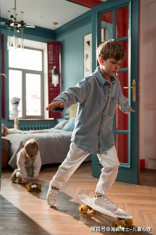 症状|该不该跟孩子说他得了抽动症？要不要跟孩子公开讨论症状？