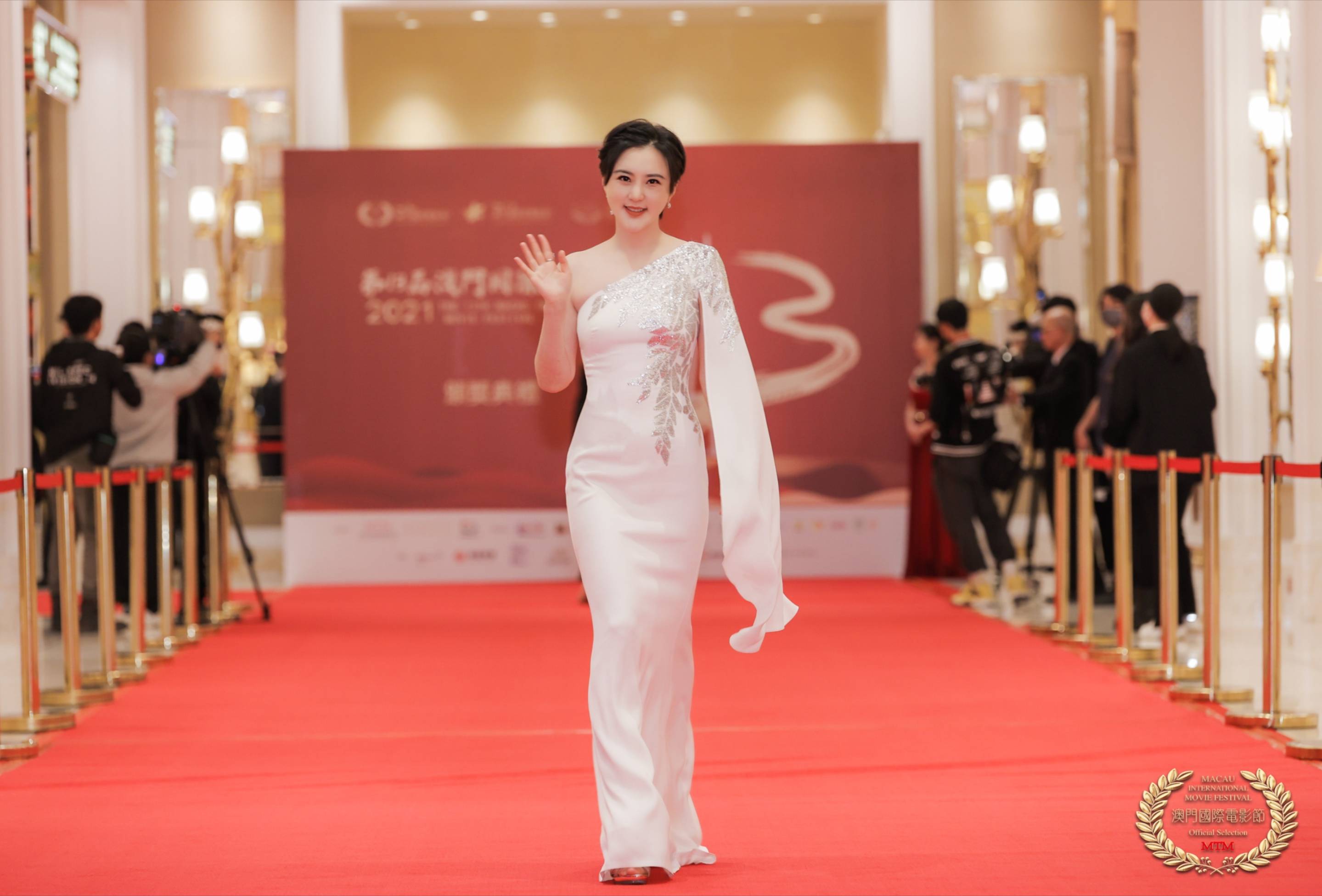 王子子亮相东京电影节红毯 白色低胸长裙抢镜
